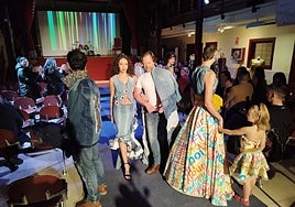 Desfile de los trajes diseñados en los talleres de empleo del Ayuntamiento de Llanera