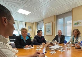 Un momento de la reunión para buscar soluciones para la escuela rural de Lena.