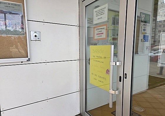 Carteles de protesta contra el Principado en la escuela del Quirinal.