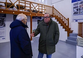 Marino Díaz, a la derecha, habla con uno de los pescadores en la rula de La Arena.