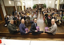 Álvaro Muñiz, Jesús Martínez Salvador, Rafael Suárez-Muñiz y Pablo León, en el salón de actos del Club de Regatas.