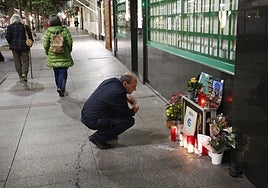Ofrendas en el lugar en el que murió el dj Eloy Malnero, en la calle Corrida.