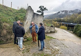 Responsables municipales en el argayo de Escobio.