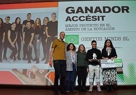 Pedro Carrillo, CEO de Genyus School, con el galardón, junto a otros premiados.