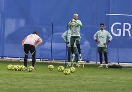 El meta Aarón este miércoles durante un ejercicio en las instalaciones de El Requexón.