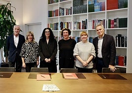Evelio Acevedo, director del Museo Thyssen-Bornemisza; María Vallinas, artista asturiana; Vanessa Gutiérrez, consejera de Cultura; Mónica Cofiño, artista asturiana; Semíramis González, directora de Laboral Centro de Arte, y Guillermo Solana, director artístico del Museo Thyssen-Bornemisza.