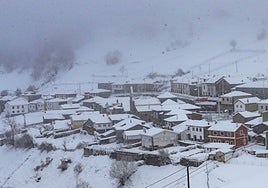 La nieve cubre el paisaje en Pola de Lena en una imagen tomada el pasado invierno.