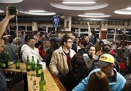 Lleno total en la reapertura de la sidrería Chaflán de Gijón