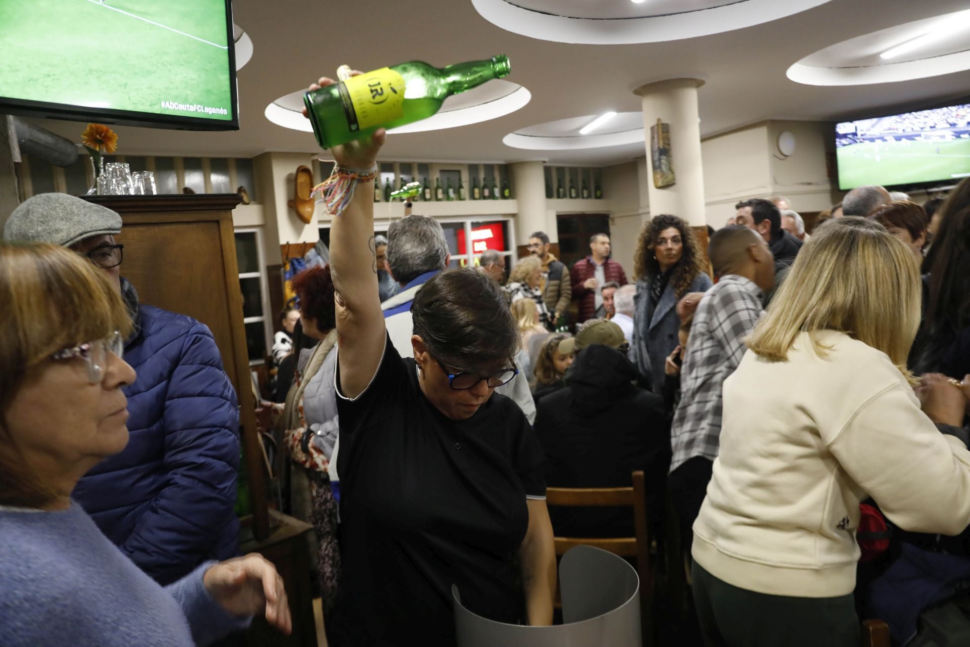 Lleno total en la reapertura de la sidrería Chaflán de Gijón