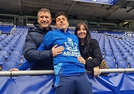 David, a la izquierda, celebra junto a su mujer Sonia y a su hijo Jaime el ascenso del Real Oviedo Vetusta a Segunda RFEF.