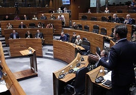 Adrián Barbón escucha visiblemente indignado la intervención de Álvario Queipo.
