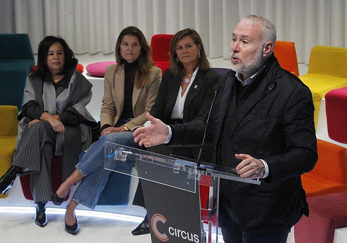 Hugo Alonso, secretario general de Aces, y al fondo, la edil Concepción Méndez.