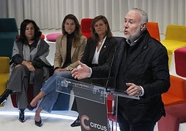 Hugo Alonso, secretario general de Aces, y al fondo, la edil Concepción Méndez.