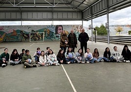 Escolares del colegio Hermanos Arregui de La Pola, con los balones.