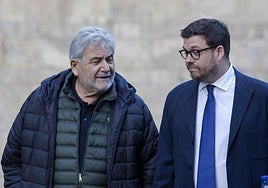 Laureano Oubiña y su abogado, en Oviedo, el pasado mes de septiembre.