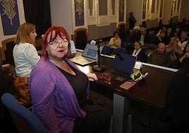 La periodista Montserrat Boix y, tras ella, Lourdes Muñoz.