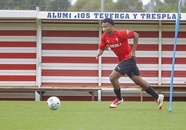 Oscar Cortés, conduciendo un balón en velocidad, durante un entrenamiento reciente en Mareo.