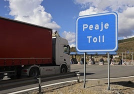 Una camión se acerca a las cabinas de peaje del Huerna.