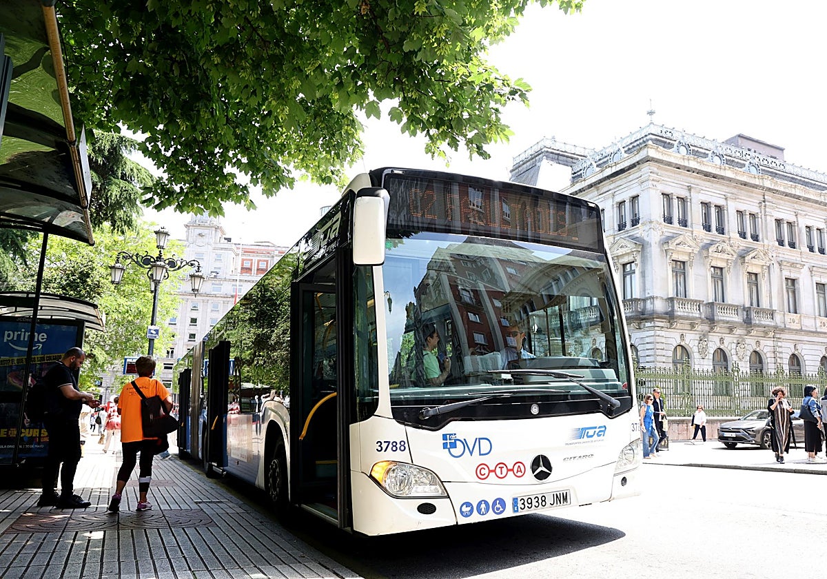 Un autobús urbano en Oviedo.