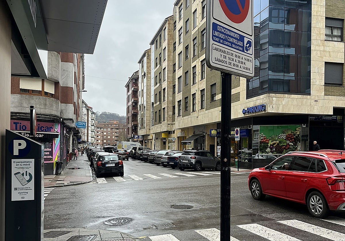 Señal y máquina de la zona azul en pleno centro urbano de La Pola.