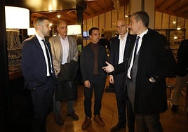 Agustín Lleida, Joaquín Alonso, Borja Jiménez, David Guerra y Martín Peláez charlan antes del inicio del acto.