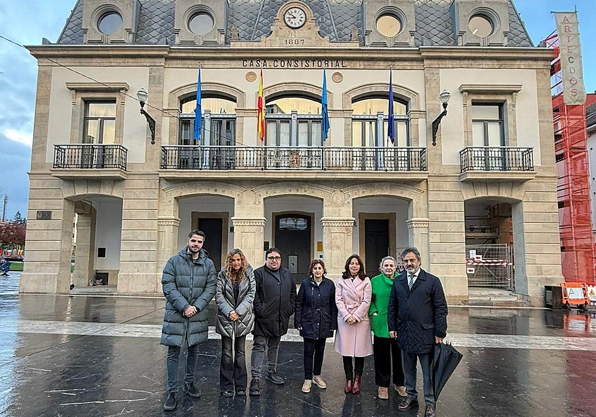 Los ediles del PP de Siero, ante la Casa Consistorial en La Pola.