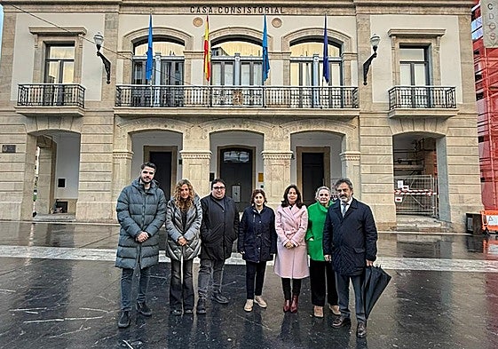 Los ediles del PP de Siero, ante la Casa Consistorial en La Pola.