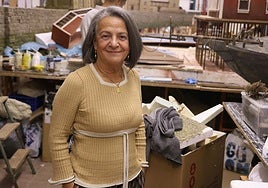 Elvira Suárez, en el taller de la asociación belenista, rodeada de elementos para los belenes.