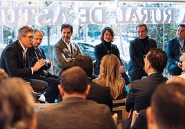 Representantes empresariales participantes en la mesa redonda.
