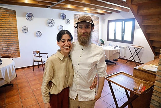 Lola Palacio e Iñaki Gómez, en el comedor del restaurante Alenda, en Castiello de Selorio, Villaviciosa.