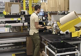 Un empleado en el centro logístico de Siero.