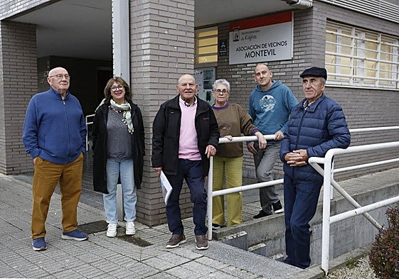 Una representación de los vecinos de Montevil delante de la asociación que se sitúa en la calle Les Cigarreres, con su presidente Tino Bermúdez, en el centro.