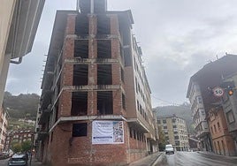 El edificio Villanueva en la localidad samartiniega de Blimea