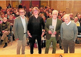 El editor Álvaro Díaz Huici y el escritor Juan Carlos Gea junto a los autores del libro, Pedro de Silva y César Iglesias.