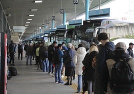 Colas en la estación de autobuses de Oviedo.