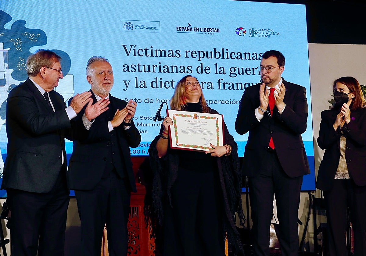 José Ramón Fernández, Ángel Torres, Adrián Barbón y Adriana Lastra, durante la entrega de los diplomas.