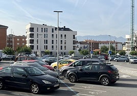 Aparcamiento en Lugones que pasará a estar regulado.