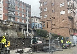 Primeros trabajos de adecuación del solar donde se instalará el ascensor urbano de Moreda