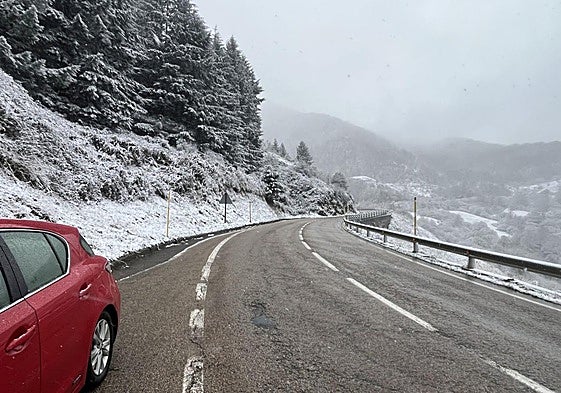 Nieve en el puerto de Pajares, donde todavía no son necesarias las cadenas.