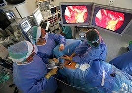 Operación llevada a cabo en el HUCA para extirpar un tumor respiratorio.