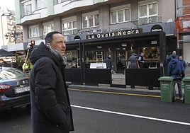 El hostelero Rufino Alonso, delante de la terraza de su establecimiento en plena instalación.