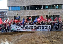 Las plantillas de los geriátricos privados se concentraron ante la Consejería de Derechos Sociales y Bienestar.