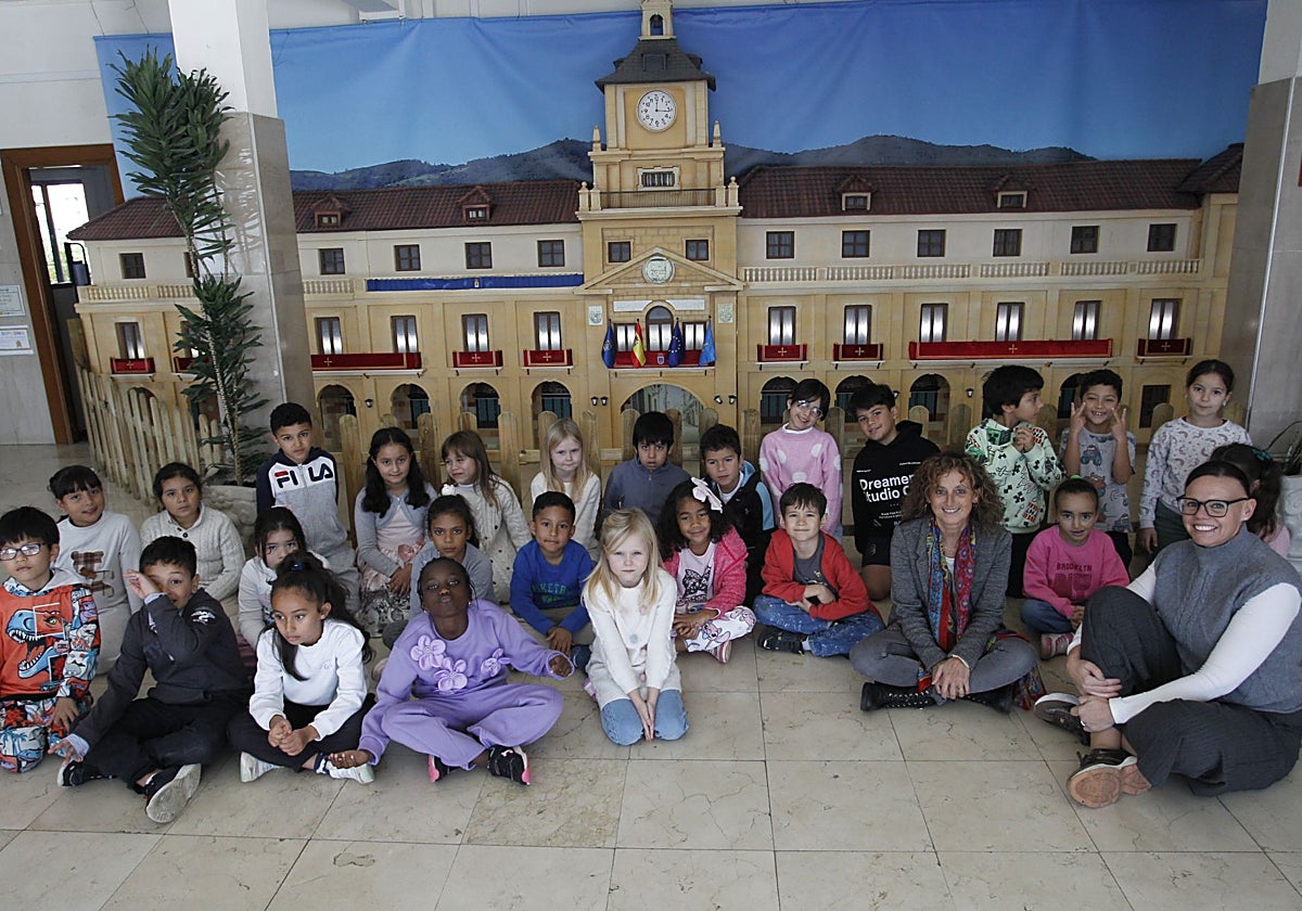 Los niños de primero de Primaria junto a la bióloga María Berdasco y la consejera de Educación.