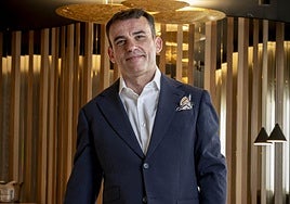 El sumiller sotrondino Marcos Granda, en su restaurante Skina.