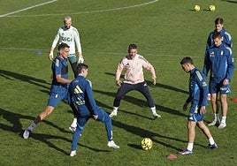 El entrenador del Real Oviedo, Luis Carrión, participa en un rondo con los jugadores en el entrenamiento que el equipo realizó este viernes en El Requexón.