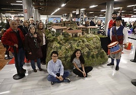 Inauguración del belén en el centro comercial de Los Fresnos. El de este año está dedicado a una aldea asturiana.