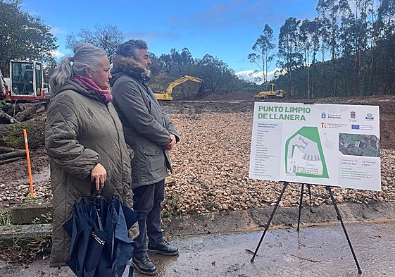 La alcaldesa de Llanera Eva María Pérez, y el consejero Alejandro Calvo, en las obras del punto limpio.