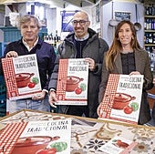 Ángel Lorenzo, Óliver Suárez, Ángela Pumariega y Carla Álvarez con los carteles y gastromapas de las jornadas en la Sidrería Gijón.