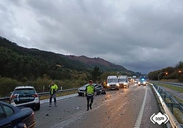 Lugar del accidente en la autovía del Cantábrico.