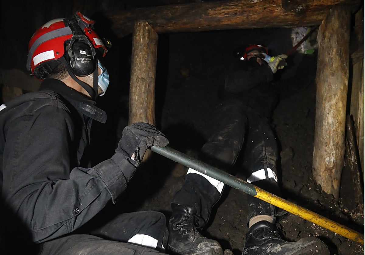 Brigadistas realizando un entrenamiento en el pozo Fondón
